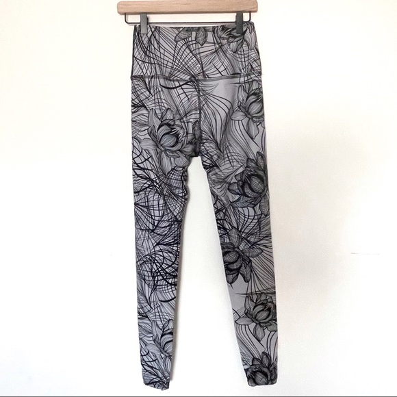 Beyond Yoga Flip Lotus Reversible Legging - Picture 7 of 11
